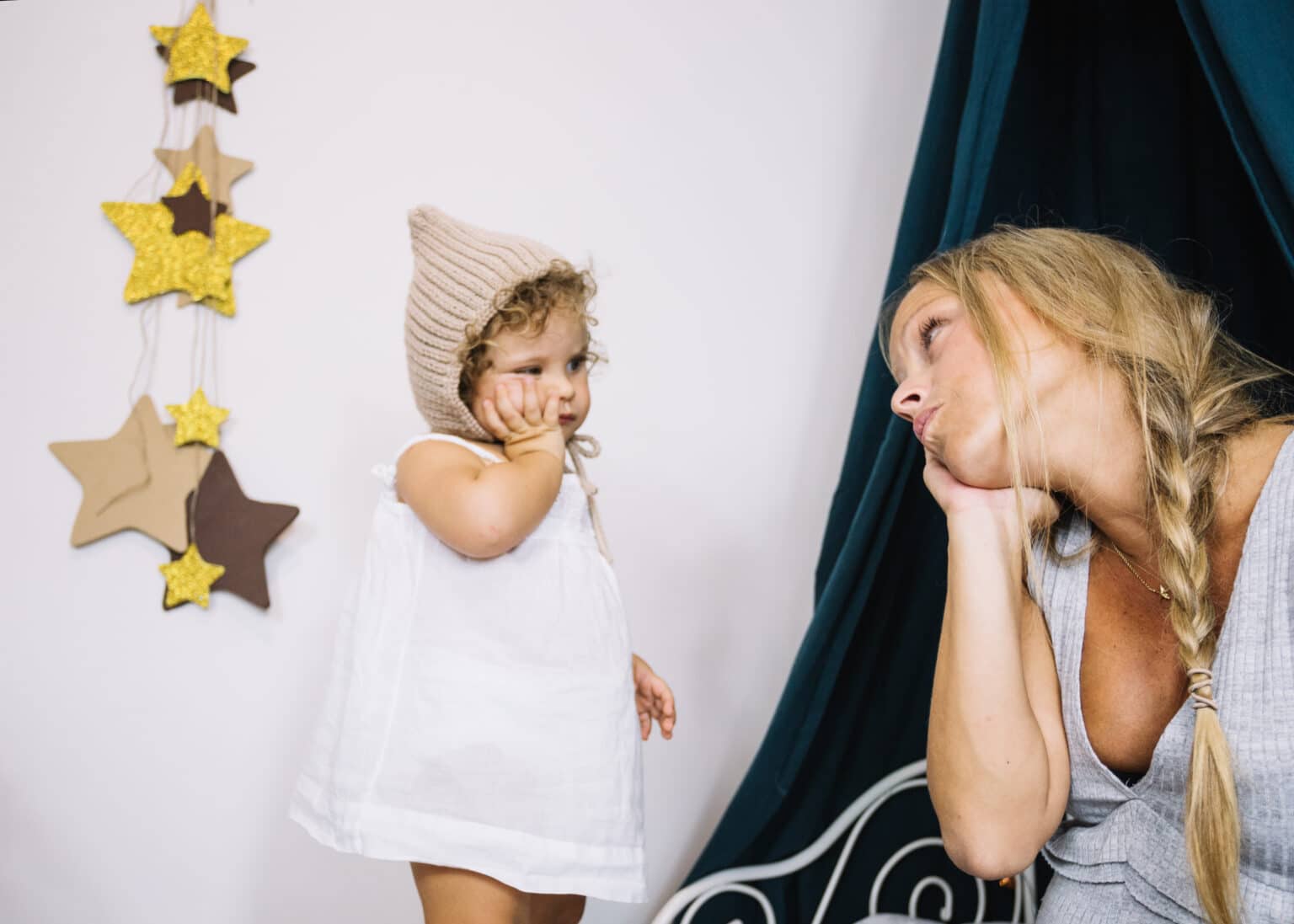 une petite fille et sa maman se regardent