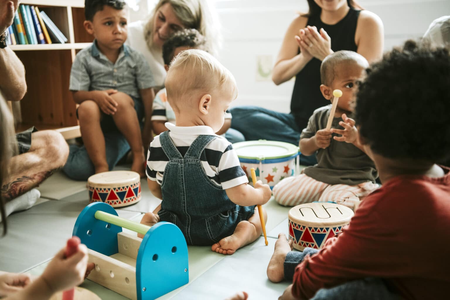 enfants à la crèche avec des instruments de musique