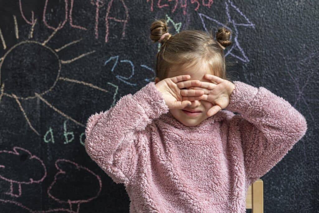 Petite fille dans l'apprentissage de la gestion de ses émotions d'enfant.