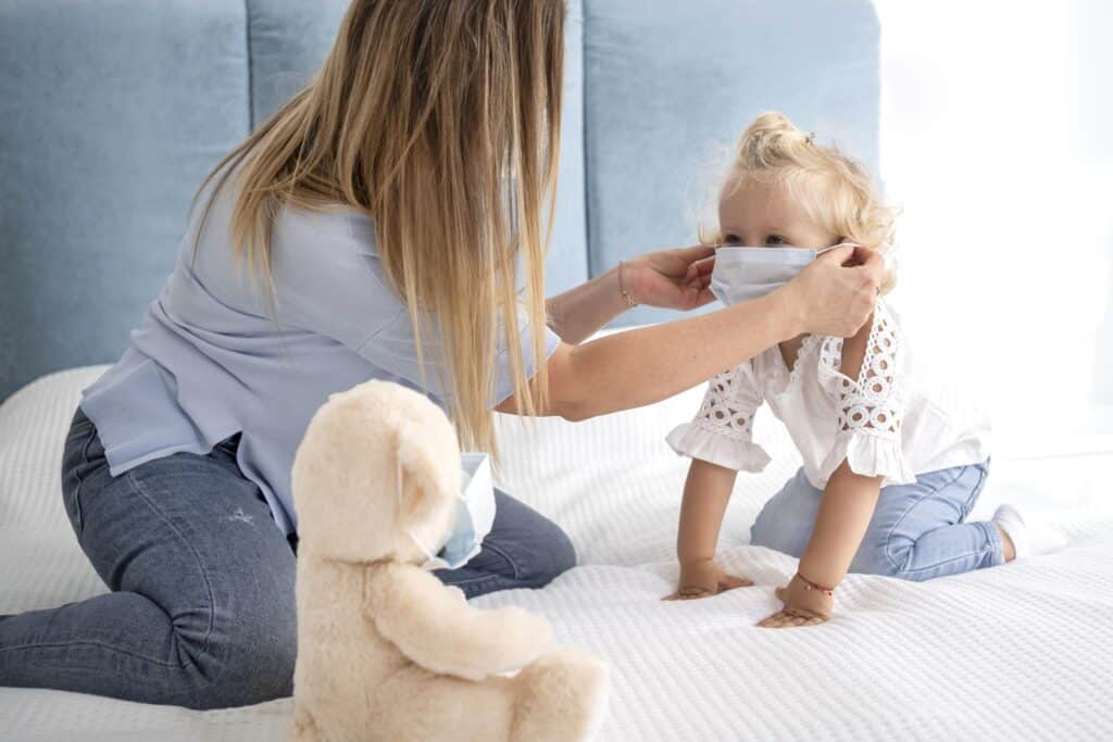 Un jeune enfant équipé d'une masque dans le cas d'une maladie à éviction de crèche.