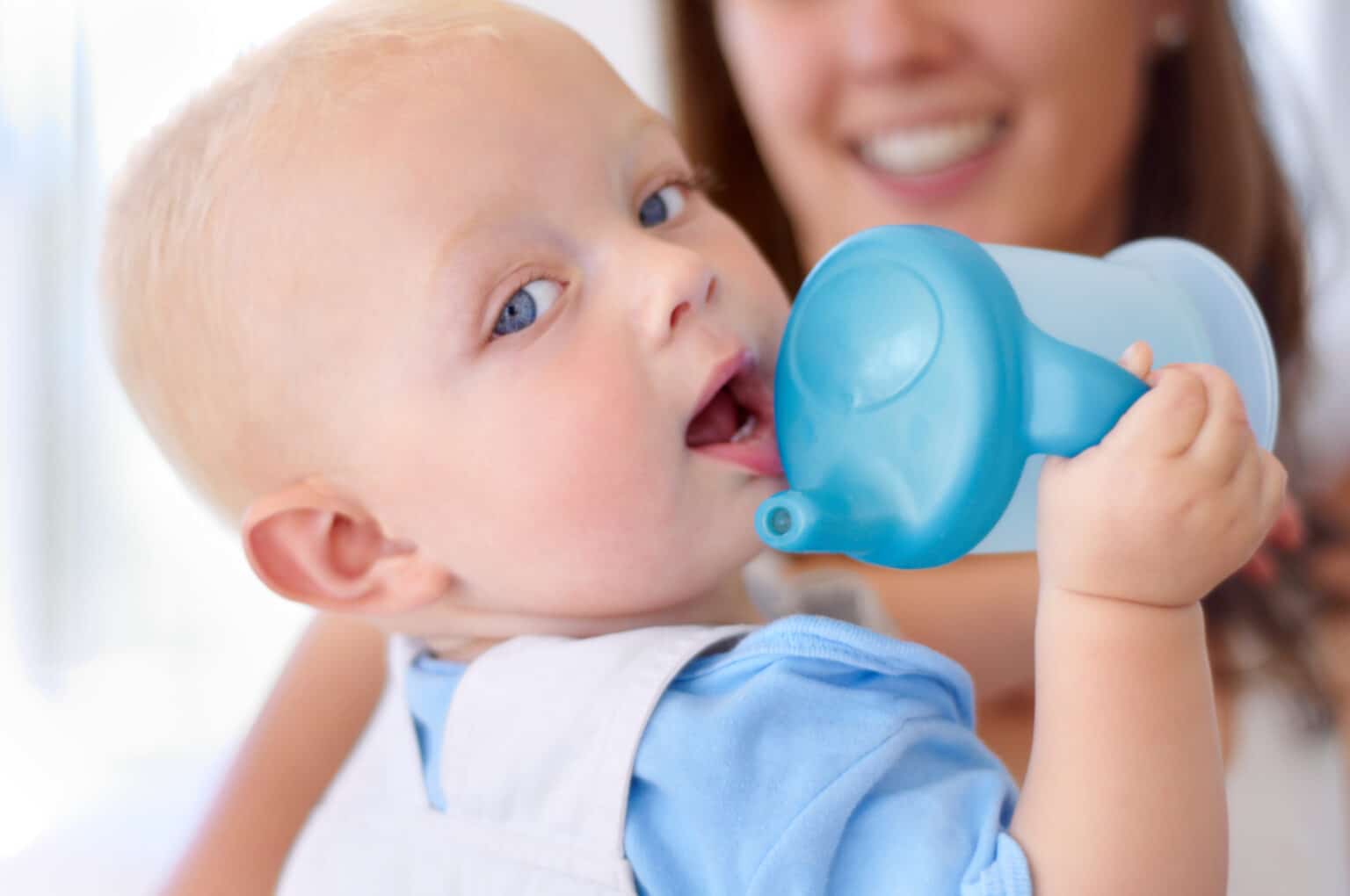 Hydratation d'un bébé grâce à une gourde.
