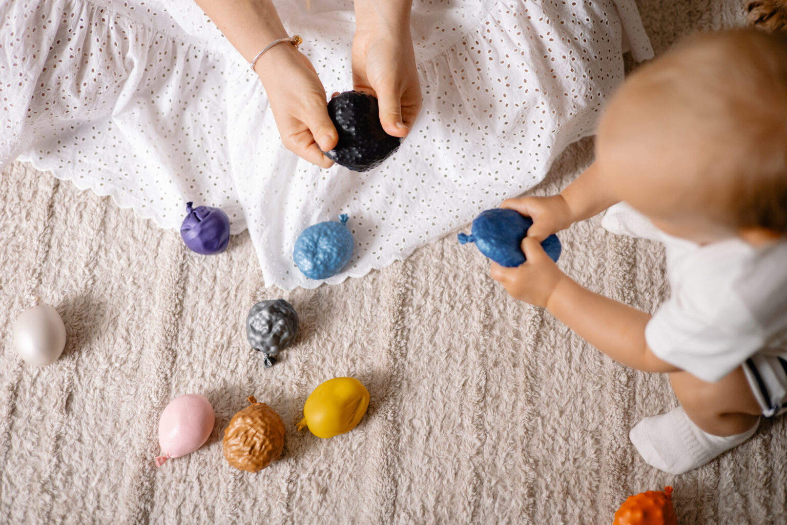 Éveil sensoriel du tout-petit avec le toucher.