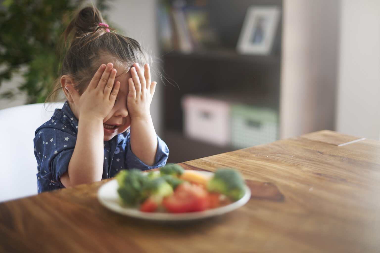 Un enfant en néophobie alimentaire refuse de manger ses légumes.